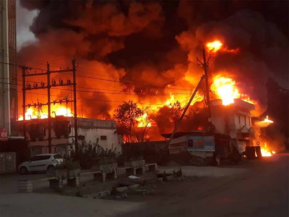 गद्दा फैक्ट्री में लगी भीषण आग, दो घंटे के बाद आग पर पाया गया काबू, एक मौत