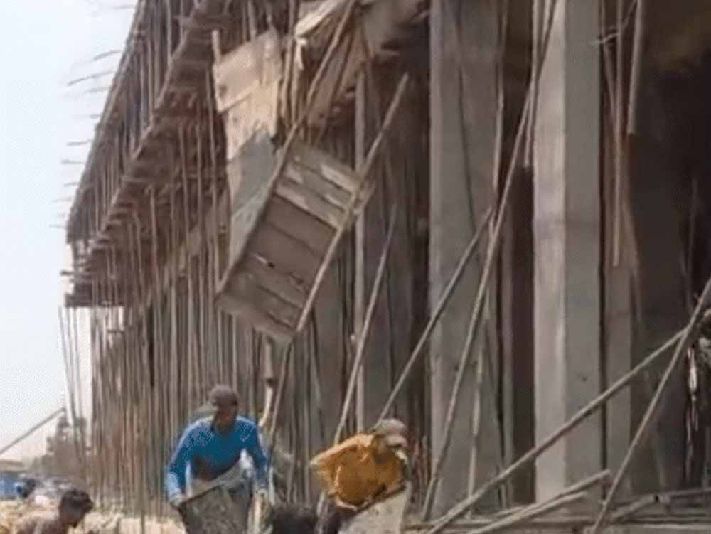 मध्य प्रदेश के शिवपुरी जिले में बड़ा हादसा, फ्लाईओवर ब्रिज का स्लैब गिरा, 6 मजदूर घायल