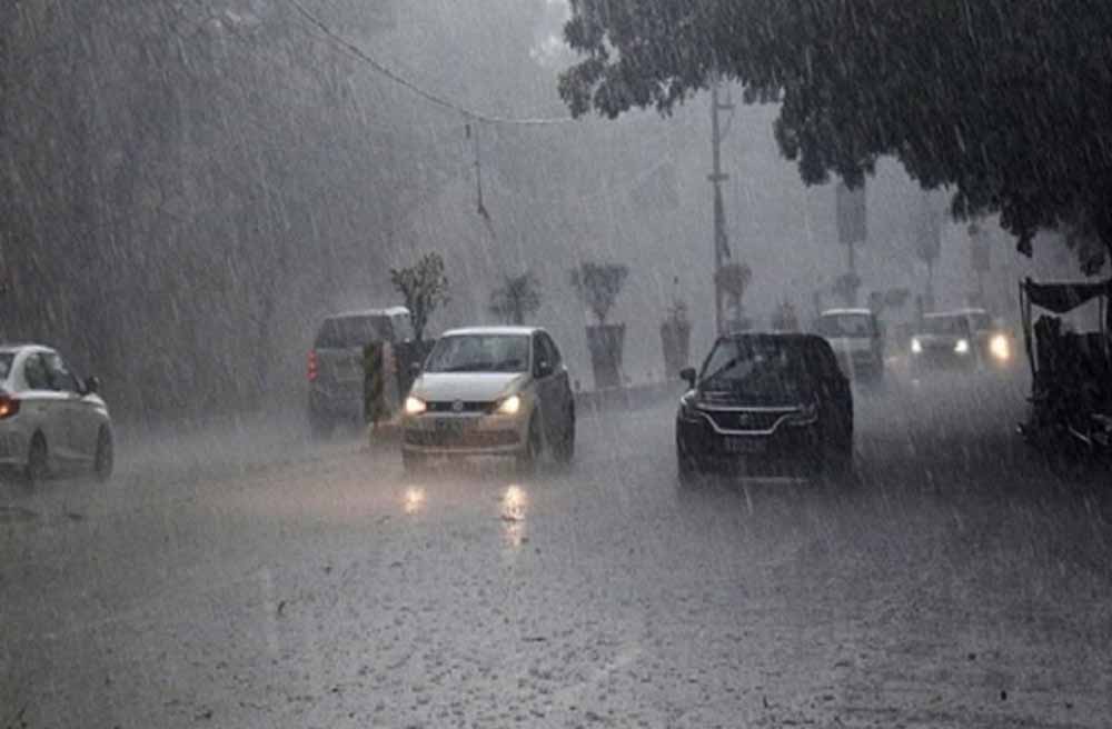 गुजरात में मानसून ने किया रौद्र रूप धारण, घरों में घुसा पानी, सड़कें बनी तालाब, मचा हाहाकार