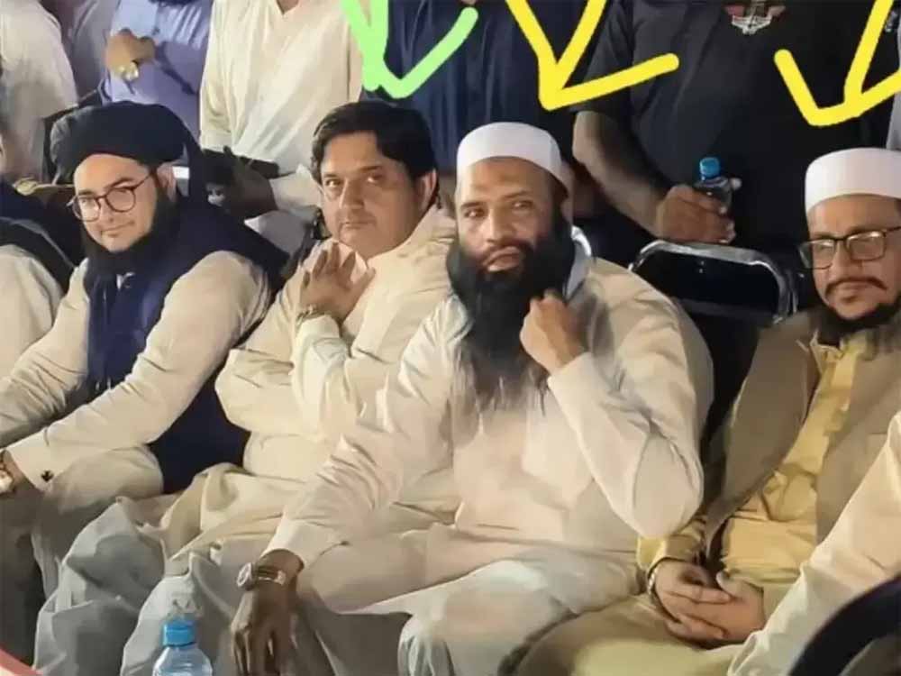 पाकिस्तान के पंजाब प्रांत की विधानसभा के अध्यक्ष मलिक अहमद खान अपनी हरकतों को लेकर सुर्खियों में