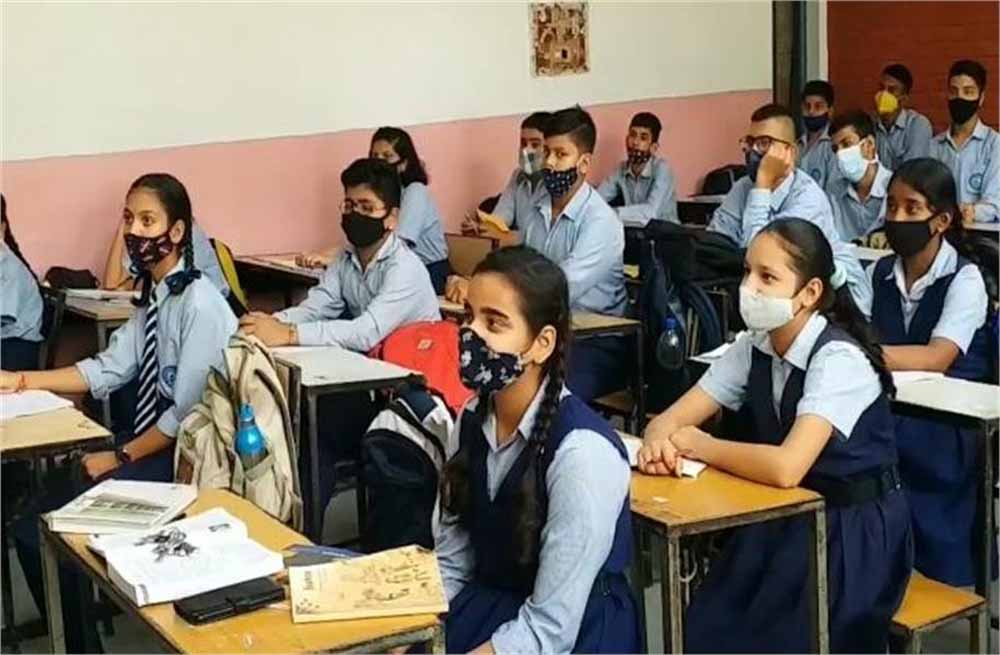 राज्य में IAS और HCS अधिकारी अब स्कूलों में जाकर टीचर की तरह क्लास लगाते नजर आएंगे: शिक्षा मंत्री