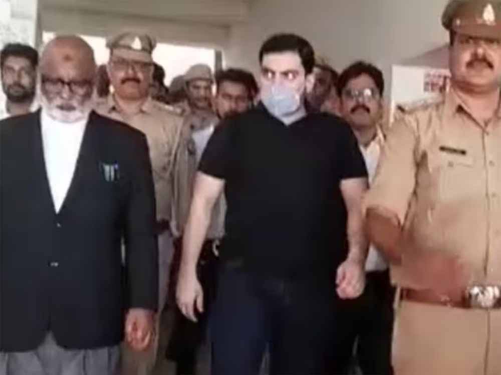 मुख्तार अंसारी के बेटे अ्ब्बास अंसारी के बाद अब माफिया अतीक अहमद के बेटे अली की नैनी जेल में खातिरदारी पकड़ाई