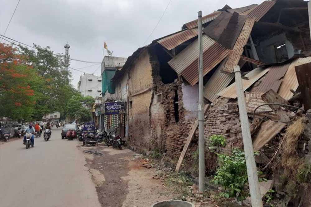 नगरीय क्षेत्र में जर्जर भवन मालिकों के विरूद्ध करें कार्रवाई, आयुक्त नगरीय प्रशासन ने दिये निर्देश