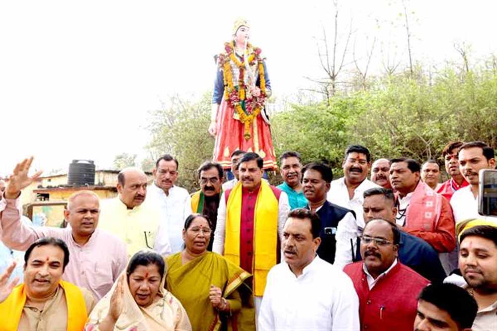 रानी दुर्गावती की समाधि स्थल पहुँचे मुख्यमंत्री डॉ. यादव, 462 वें बलिदान दिवस पर वीरांगना को अर्पित की श्रद्धांजलि