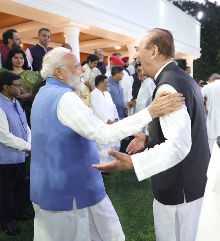 पाकिस्तान को दुनियाभर में बेनकाब कर वापस लौटे प्रतिनिधिमंडल के सदस्यों से पीएम मोदी ने की मुलाकात