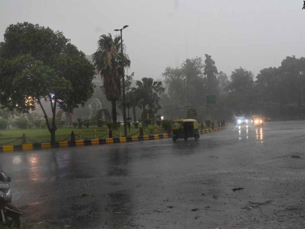 दिल्ली में आसमान में बादल नजर आ रहे हैं और आंधी के साथ हुई तेज बारिश शुरू, लोगों को गर्मी से मिली राहत: IMD