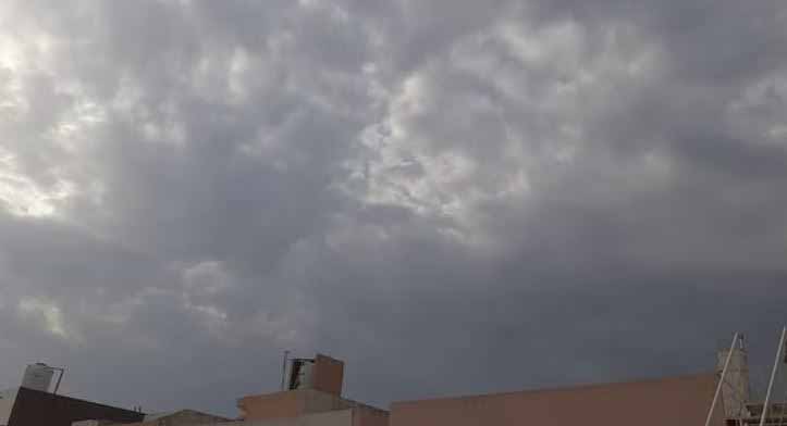 नोएडा और ग्रेटर नोएडा में आसमान में छाए बादल और तेज आंधी