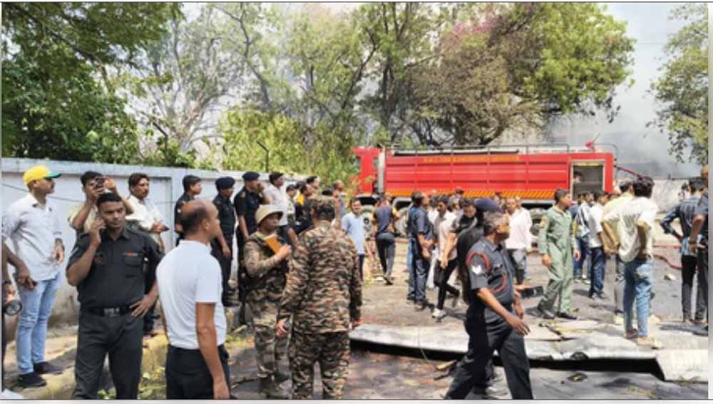 अहमदाबाद में विमान क्रैश, सेना-NDRF की टीम और डॉक्टर दुर्घटना स्थल पर तैनात
