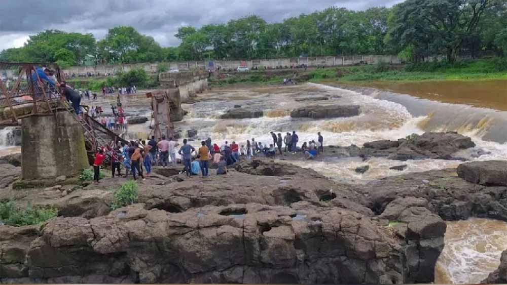 इंद्रायणी नदी पर हुए हादसे में 20 पर्यटक बहे, दो की मौत