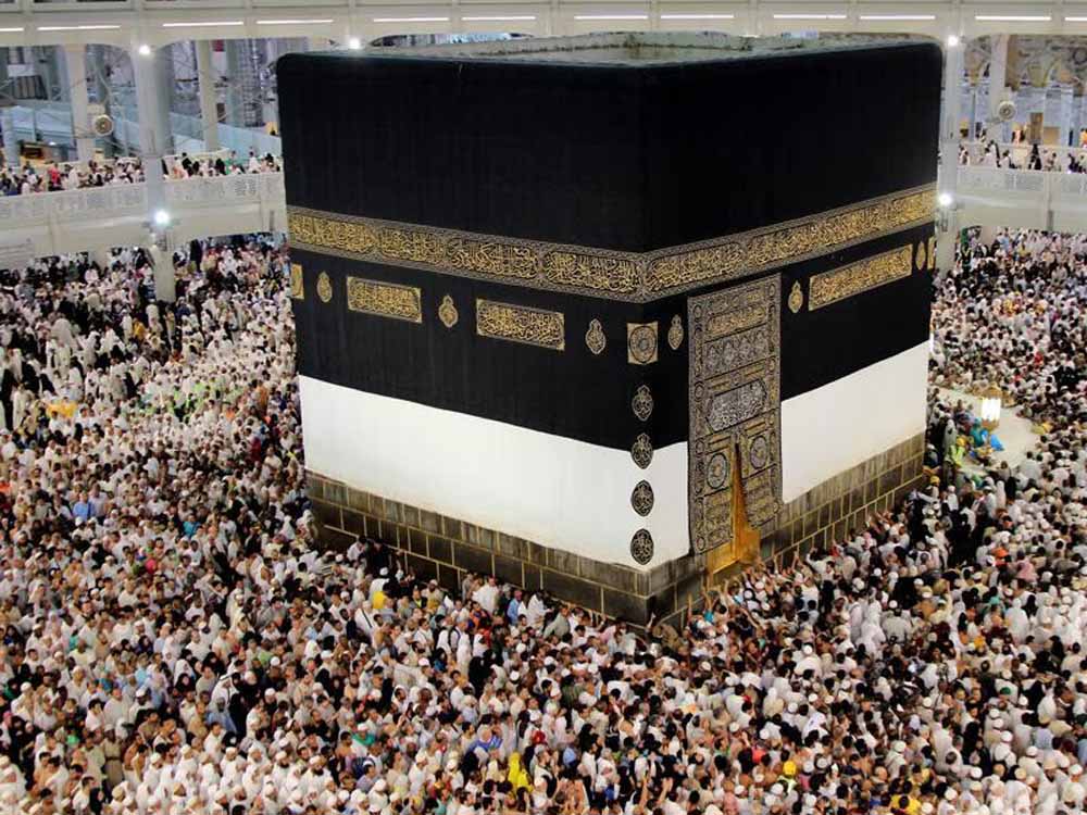 हज के पहले दिन नंगे पांव संगमरमर की फर्श पर लाखों मुस्लिम तीर्थयात्रियों को काबा की परिक्रमा करते देखा