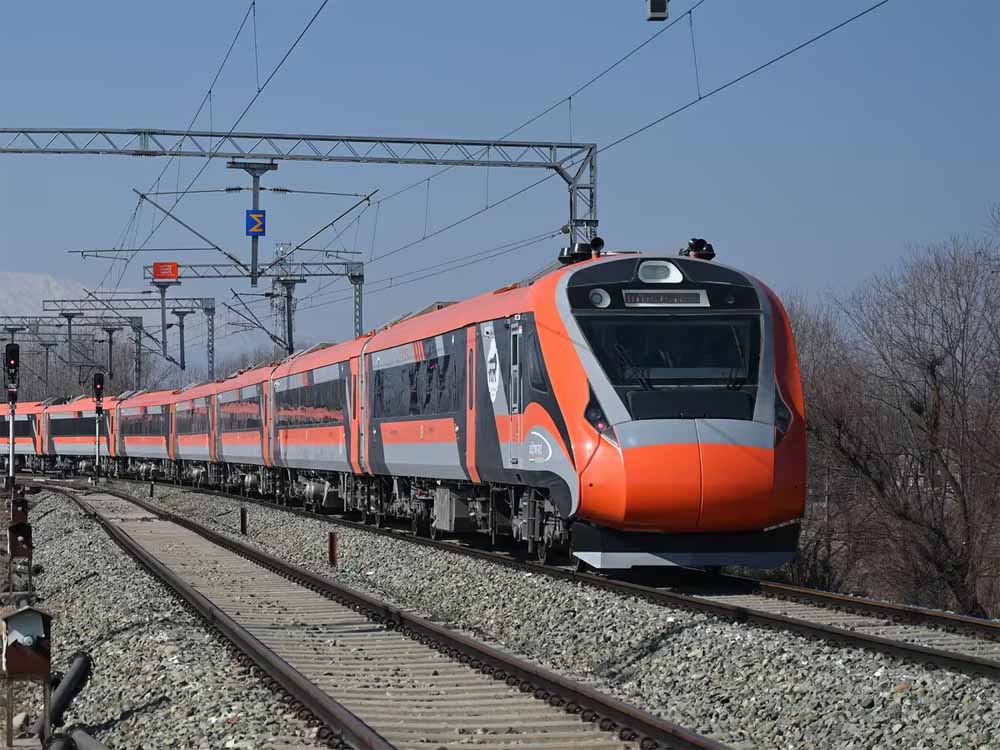 गोरखपुर से पटना तक वंदेभारत चलाने का रास्ता साफ,  20 जून से चलाने की तैयारी, पीएम मोदी दिखा सकते हैं हरी झंडी