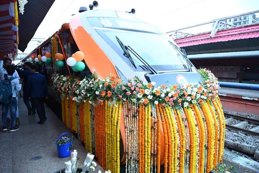 वंदे भारत ट्रेन से बाबा हरिहरनाथ की धरती बाबा गोरखनाथ की धरती से जुड़ी