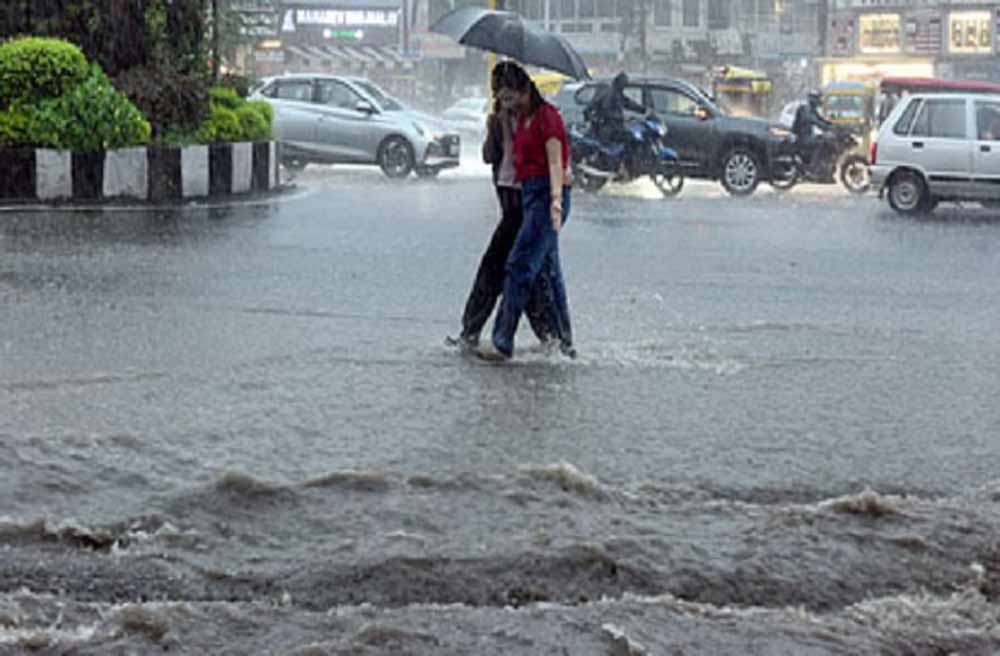 मध्य प्रदेश के कई जिलों में भारी बारिश का अलर्ट, जनजीवन अस्त-व्यस्त