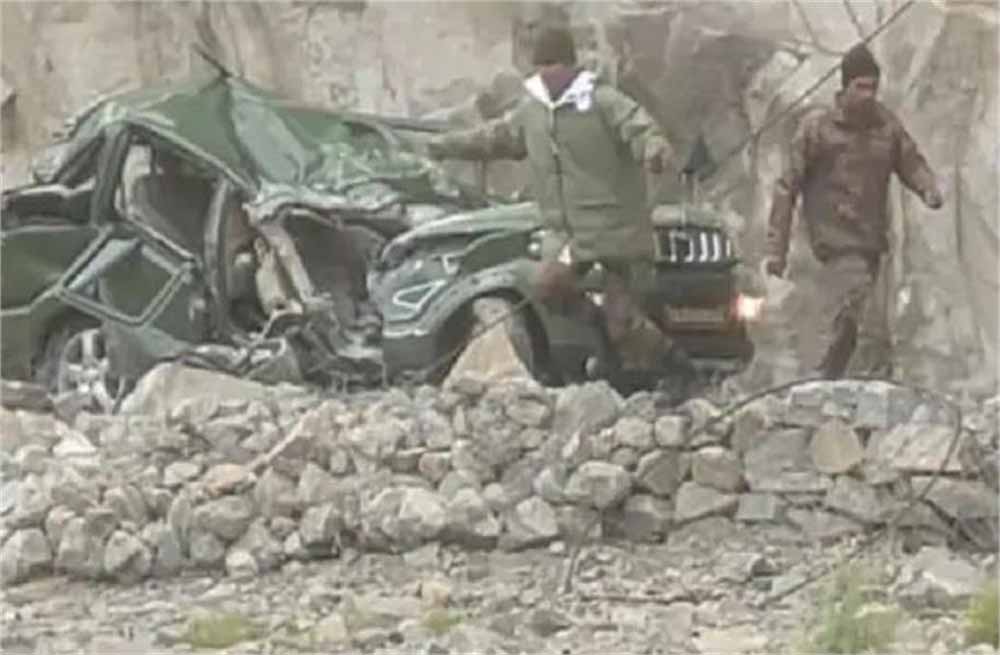 लद्दाख में सैन्य वाहन पर चट्टान गिरने से हादसा, एक अधिकारी सहित तीन शहीद