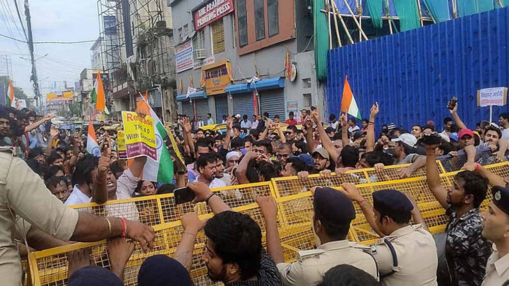 डोमिसाइल नीति लागू करे सरकार, सीएम हाउस का घेराव करने निकले सैकड़ों छात्र, पटना पुलिस ने रोका