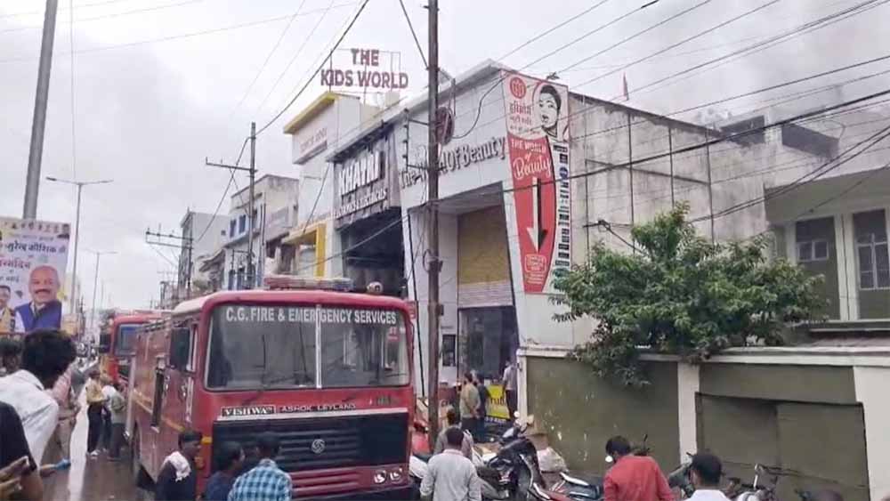 इलेक्ट्रॉनिक दुकान में लगी भीषण आग, लाखों का नुकसान
