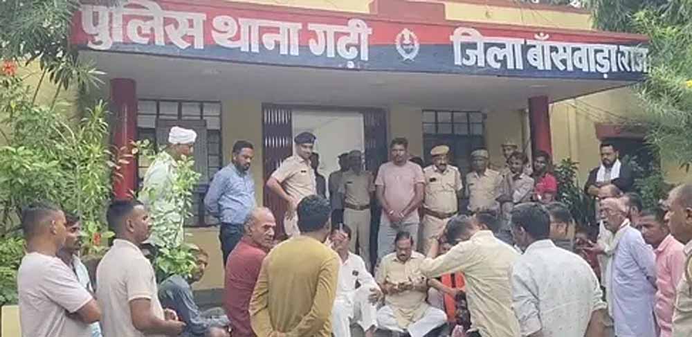 डीएसपी के चरणों में झुके भाजपा विधायक, थानाधिकारी पर बरसे गंभीर आरोप