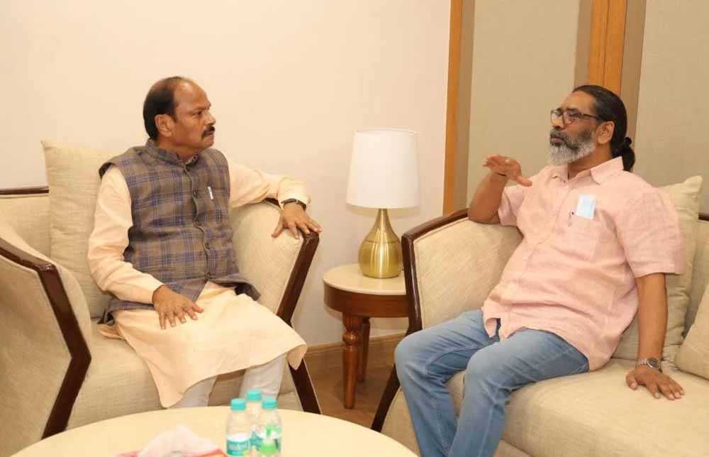 रघुवर दास ने की शिबू सोरेन से मुलाकात, स्वास्थ्य लाभ के लिए बाबा बैद्यनाथ से की प्रार्थना