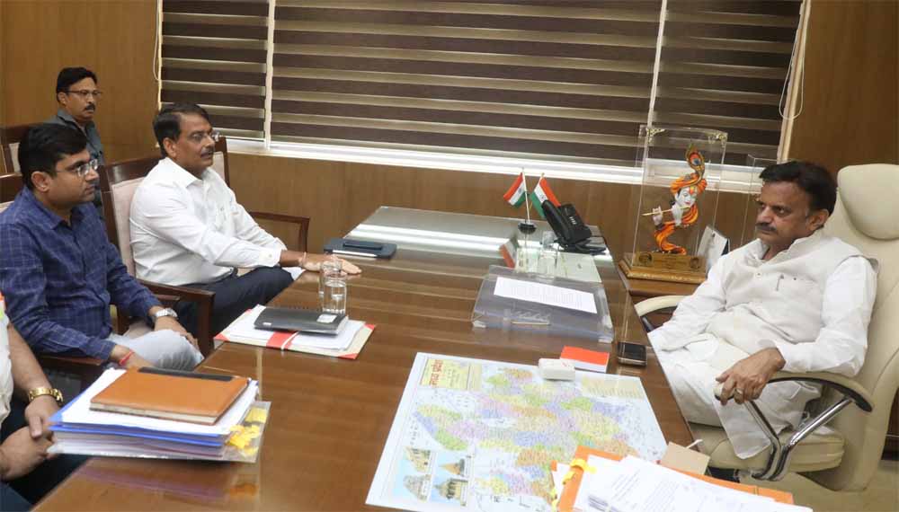 चिकित्सा सेवाओं के सुदृढ़ीकरण के लिए अधोसंरचना विकास और मानव संसाधन उपलब्धता समयसीमा में हो : उप मुख्यमंत्री शुक्ल