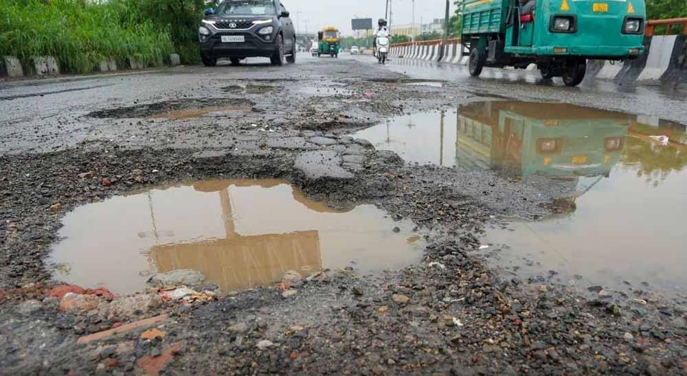 अब टूटी सड़कों और गड्ढों की शिकायत करना हुआ आसान, इस सरकारी ऐप पर करें रिपोर्ट