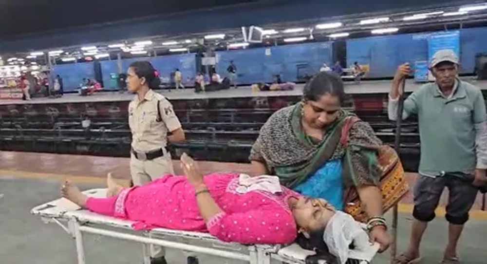 ट्रेन में सीट को लेकर दो महिलाओं में जमकर झगड़ा, एक का सिर फोड़ा