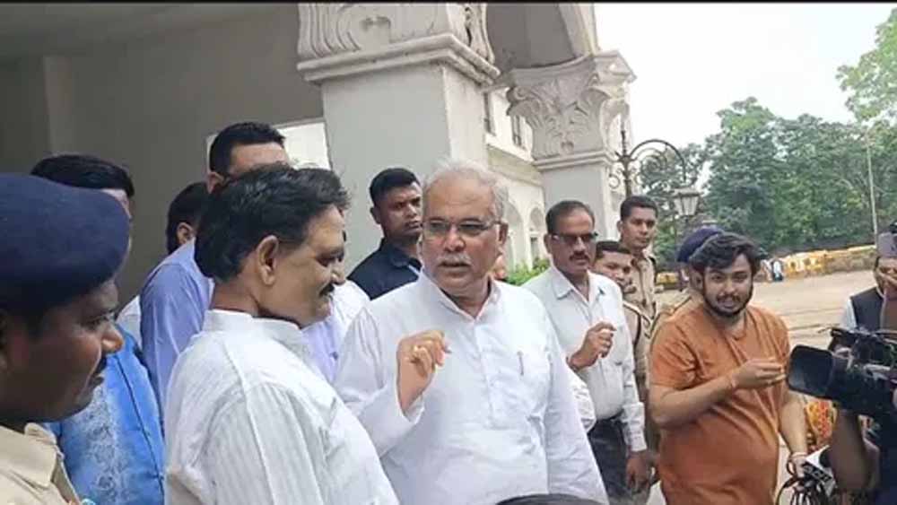 बेटे से मिलने ईडी दफ्तर पहुंचे भूपेश बघेल, बोले– बेवजह फंसाया जा रहा है चैतन्य को