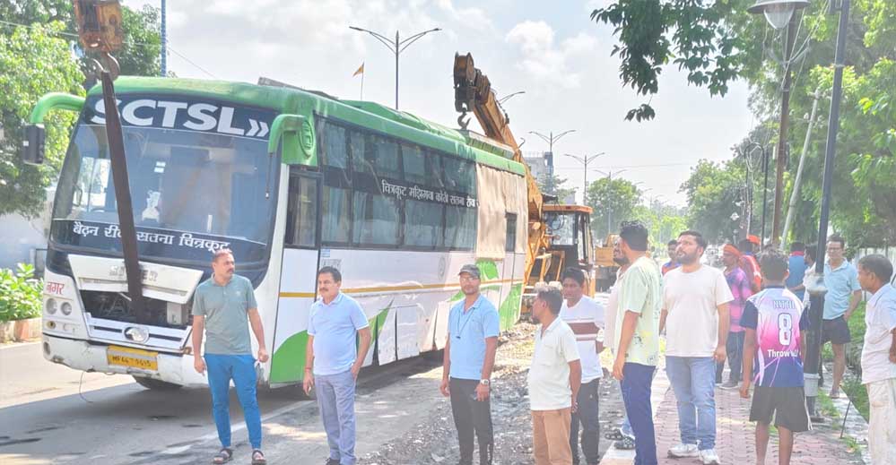 नगर निगम द्वारा सार्वजनिक सड़क पर खड़ी निजी बसों को हटाने का चला अभियान