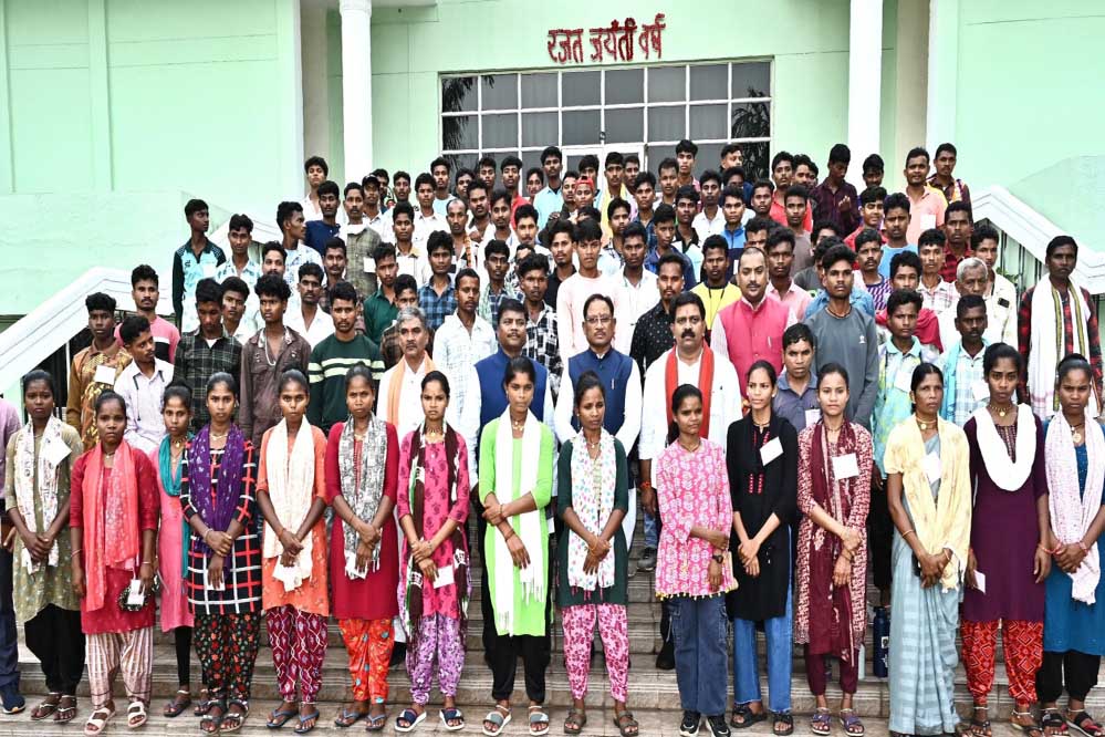 रायपुर : बस्तर के बच्चों का स्वर्णिम भविष्य सुनिश्चित करने के लिए सरकार प्रतिबद्ध – मुख्यमंत्री  विष्णुदेव साय