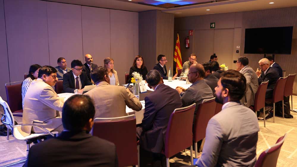 मुख्यमंत्री डॉ. यादव ने बार्सिलोना में टेक्सटाइल मशीनरी कंपनियों के पदाधिकारियों के साथ की राउंड टेबल बैठक