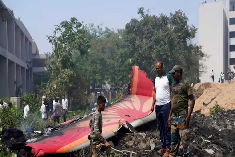 अहमदाबाद विमान हादसा: एअर इंडिया और बोइंग के खिलाफ कोर्ट जाने की तैयारी में पीड़ित परिवार