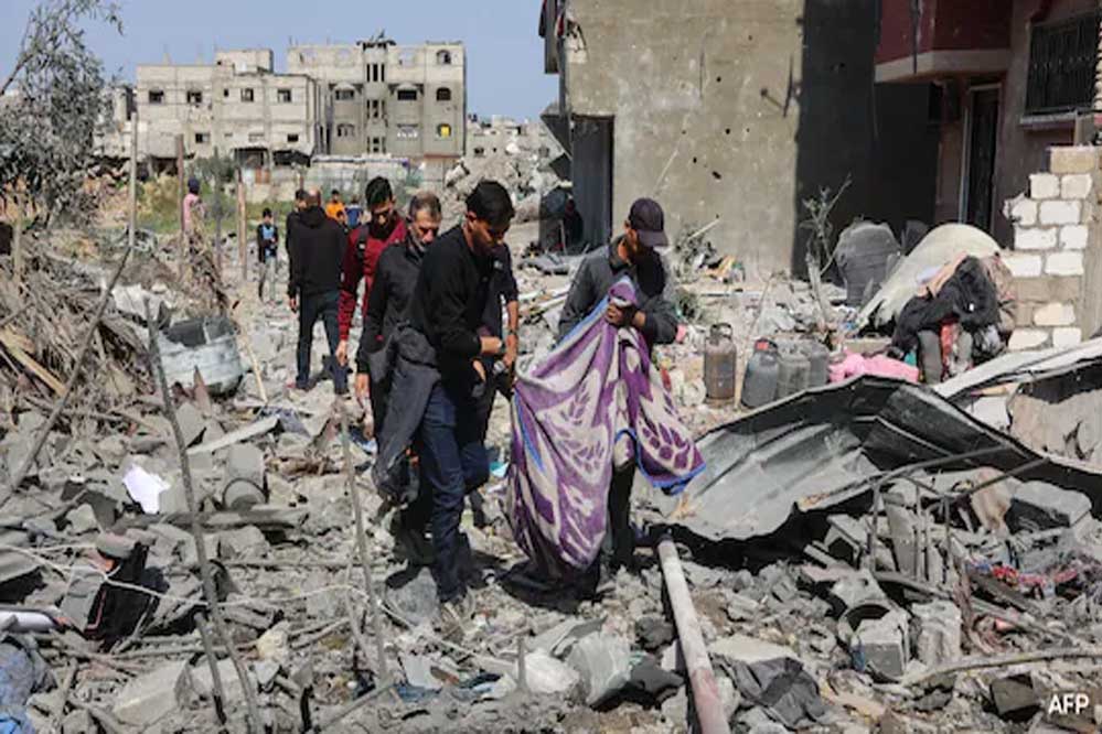 इजरायली मिसाइलों की चपेट में आ रहे मदद मांगते गाजा के लोग, कल 74 लोग मारे गए