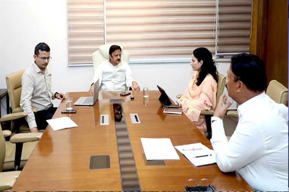 पीएम-अभीम सहित 15वें वित्त आयोग के कार्यों को समय सीमा में करें पूर्ण: उप मुख्यमंत्री शुक्ल