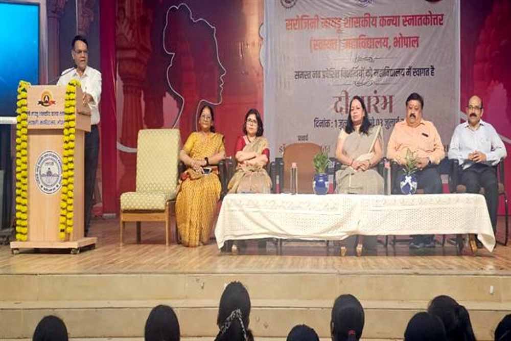 नव-प्रवेशित छात्राओं का भारतीय परम्परानुसार हुआ स्वागत