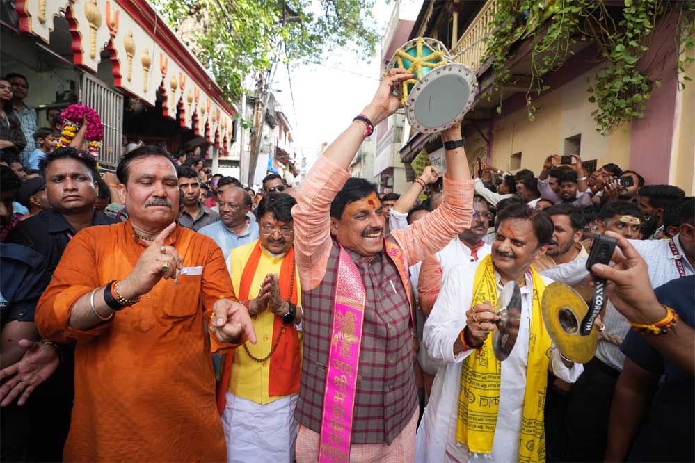 पालकी में भगवान चन्द्रमोलेश्वर व मनमहेश हाथी पर विराजित होकर भक्तों का कुशल-क्षेम लेने उज्जैन नगर भ्रमण पर निकले