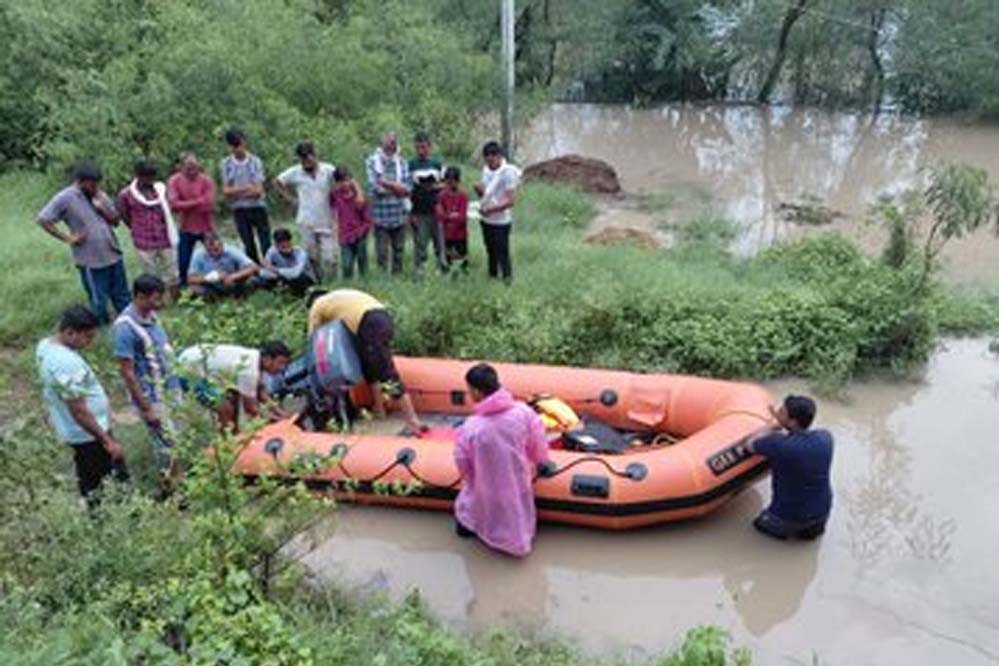 डबरा के नंदू का डेरा से 50 लोगों को रेस्क्यू कर सुरक्षित स्थलों पर पहुँचाया