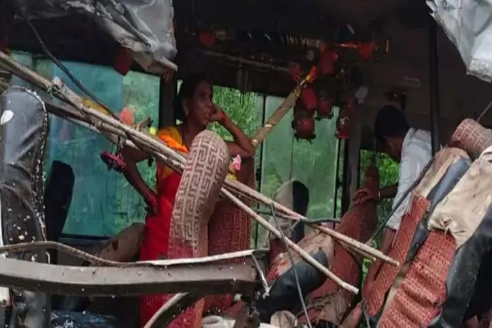 झारखंड : देवघर में कांवड़ियों की बस ट्रक से टकराई, 18 की मौत, जल चढ़ाने आए थे श्रद्धालु