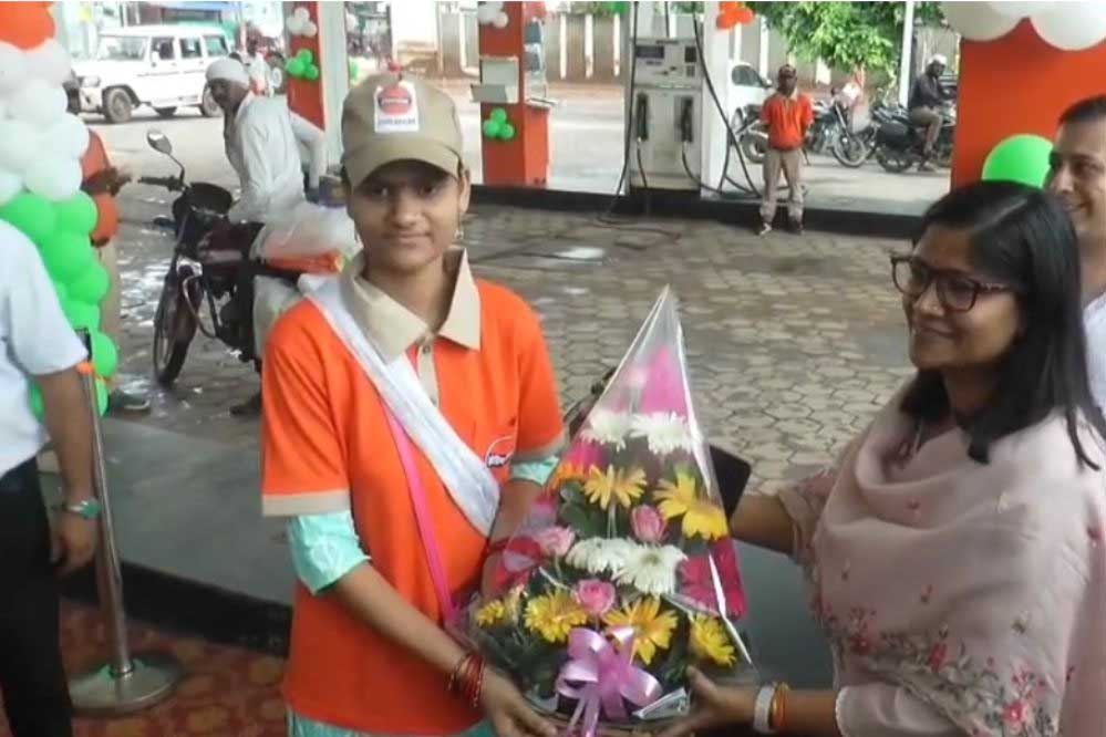 ग्वालियर में 5 महिलाओं ने पेट्रोल पंपों पर संभाली फ्यूल डिलेवरी वर्कर की जिम्मेदारी, कलेक्टर का अनूठा प्रयास