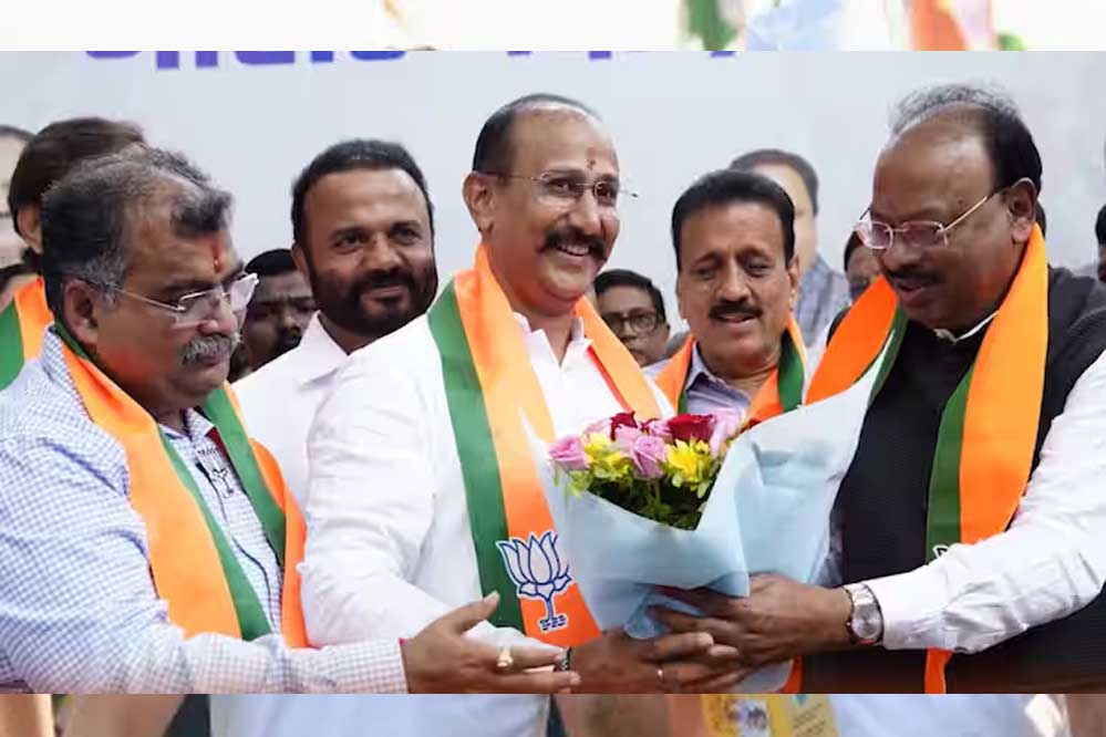 बीजेपी की महाराष्ट्र इकाई के नए अध्यक्ष रवींद्र चव्हाण ने कार्यभार संभालते ही विपक्षी कांग्रेस को बड़ा झटका दे दिया