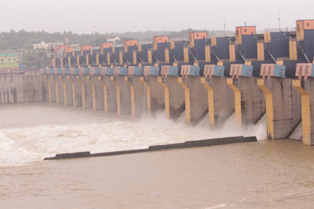 ओंकारेश्वर बांध के 14 गेट खोले, निचले घाटों से हटाई गई दुकानें