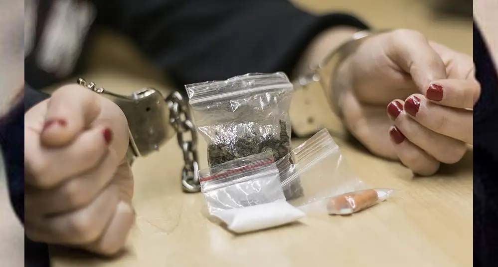 इंटरनेशनल स्मगलिंग का पर्दाफाश: बैंकॉक-दुबई होते हुए 40 करोड़ का गांजा लेकर हैदराबाद पहुंची महिला गिरफ्तार