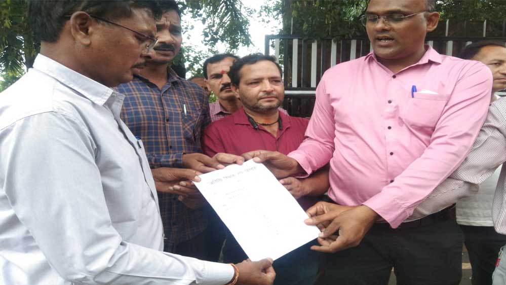 अतिथि शिक्षकों ने मुख्यमंत्री के नाम तहसीलदार को सोपा ज्ञापन