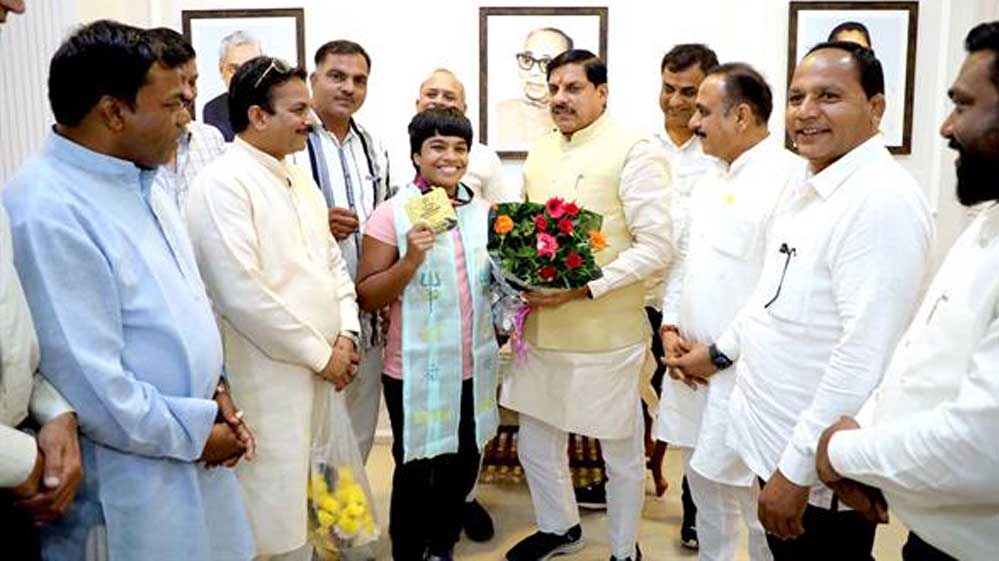 मुख्यमंत्री डॉ. यादव ने अंतर्राष्ट्रीय कुश्ती खिलाड़ी कु. प्रियांशी को दी शाबाशी