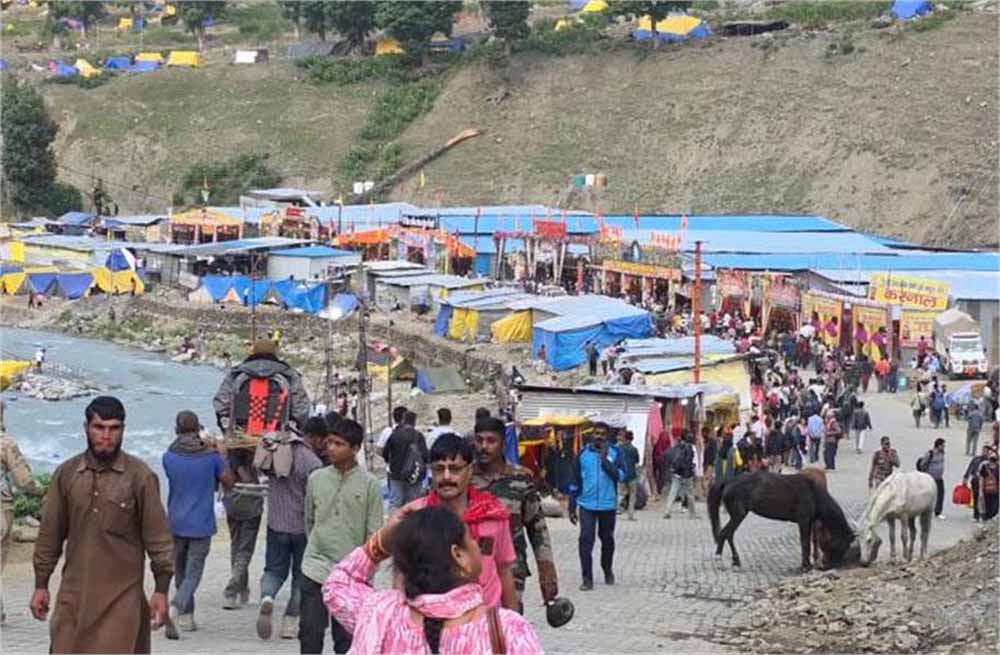 आस्था का महासागर उमड़ा, बच्चों से साधुओं तक हजारों श्रद्धालु पहुंचे दर्शन को