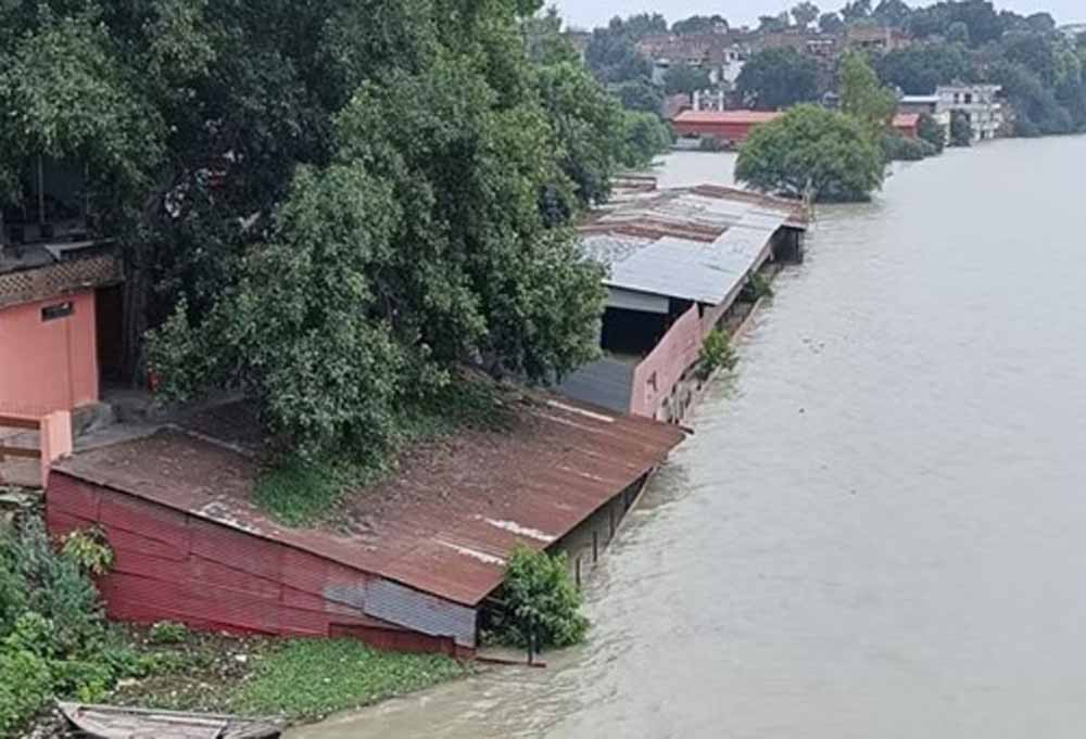 भारी बारिश में मकान ढहने से महिला की मौत, गंगा नदी का जलस्तर खतरे के निशान के करीब
