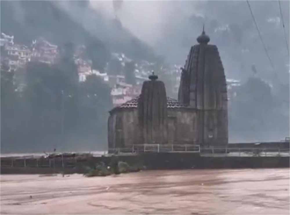 पंजाब सहित पड़ोसी राज्यों में भारी बारिश, और बादल फटने की घटनाओं के चलते तबाही मच गई