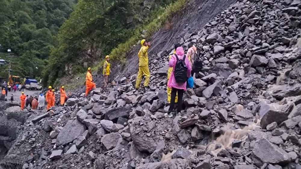भारी बारिश से केदारनाथ यात्रा रोक दी गई, मुनकटिया स्लाइडिंग जोन में भूस्खलन से रास्ता बंद