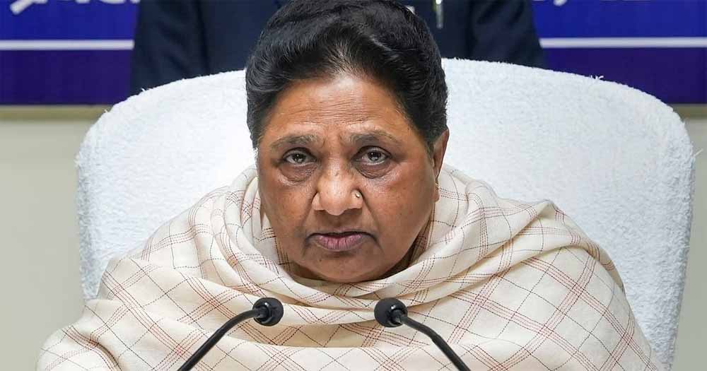 मायावती ने प्राथमिक विद्यालयों को विलय करने के कदम की आलोचना की