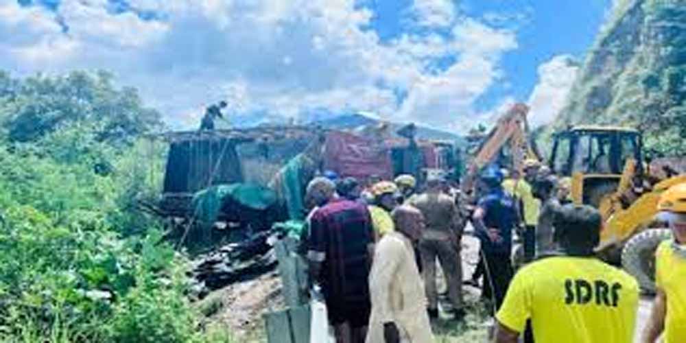 ऋषिकेश-गंगोत्री हाईवे पर कांवड़ियों से भरा ट्रक पलटा, 3 की मौत, 16 घायल