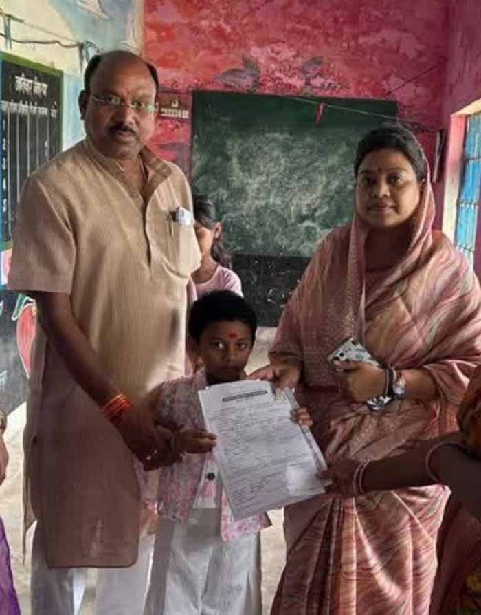 शहडोल सांसद ने अपनी बेटी का एडमिशन शासकीय विद्यालय में कराया
