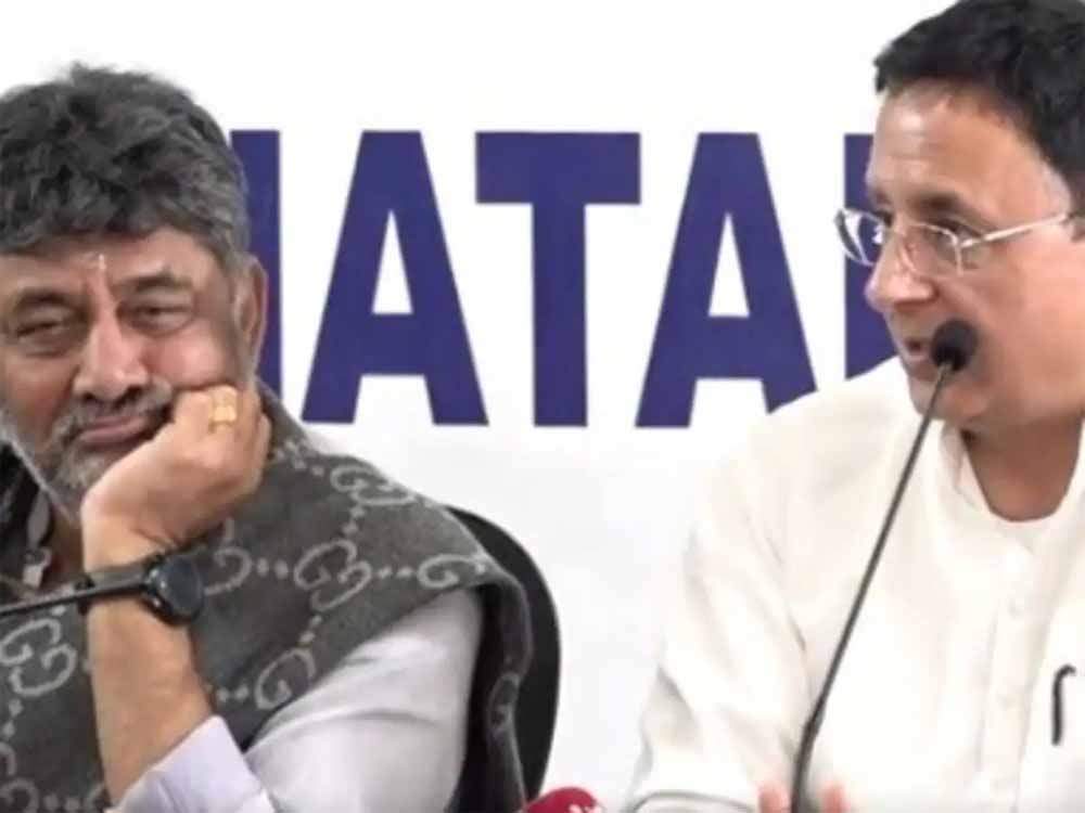 CM बदलने की अटकलों पर विराम: सुरजेवाला ने डीके शिवकुमार को बगल में बैठाकर दे दी दो टूक